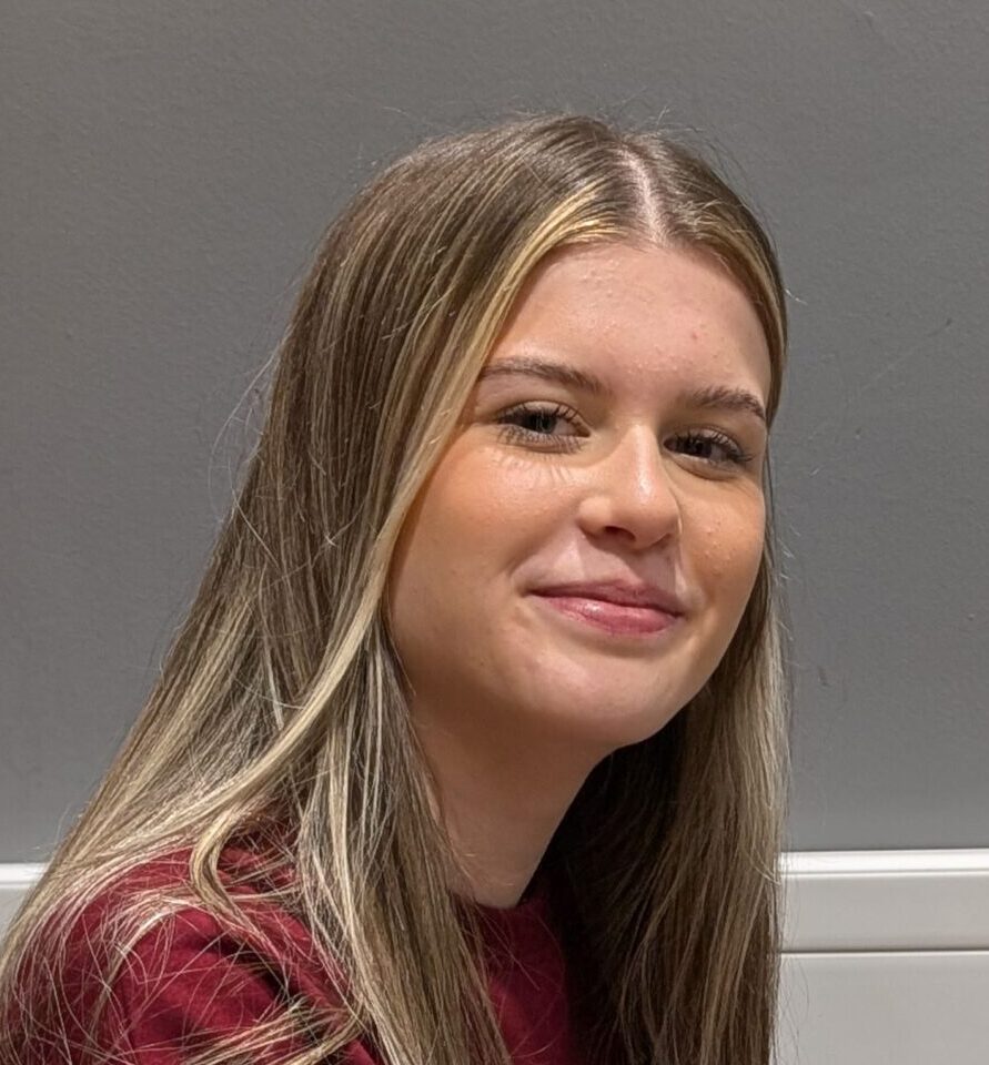Photo of female student at the piano Chloe Groves