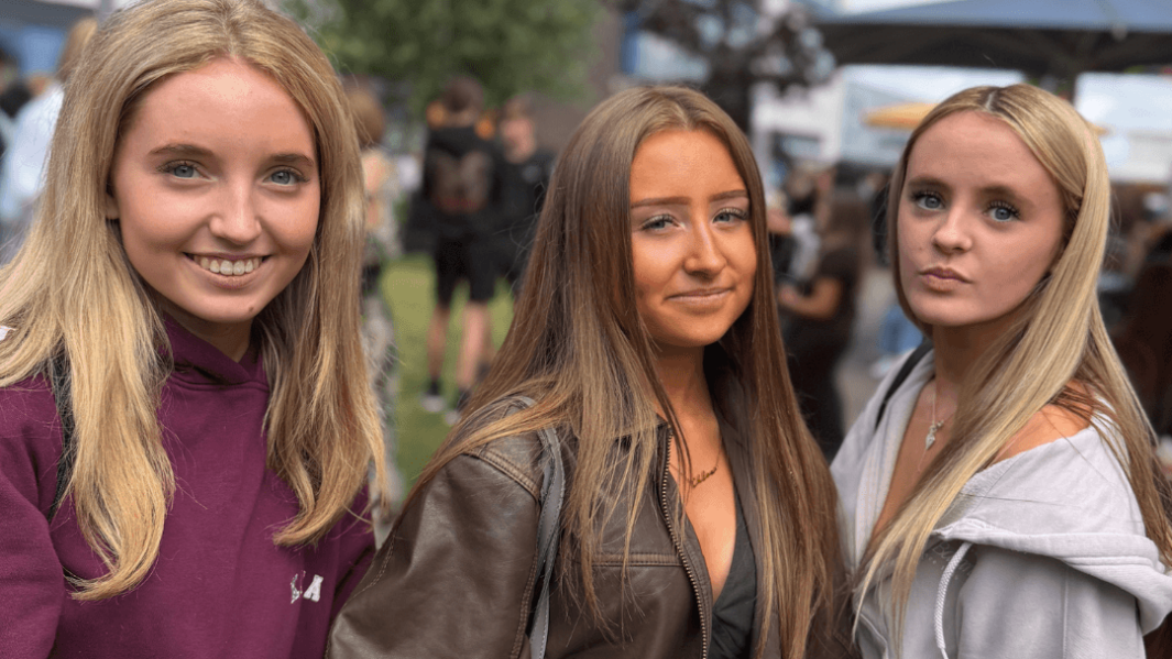 3 girls in the courtyard