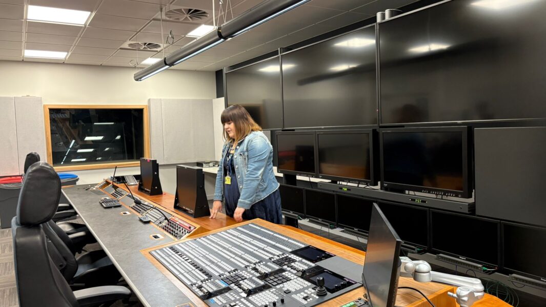 dock 10 employee showing students equipment